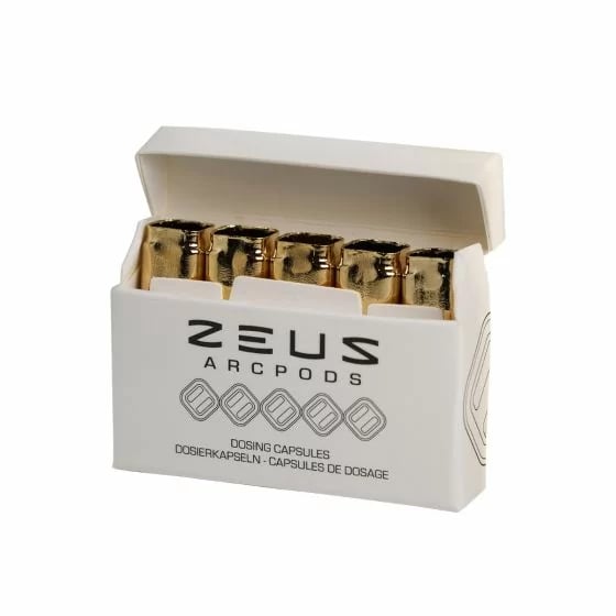 Weiße Verpackung mit mehreren goldenen Zeus ArcPods GT Dosierkapseln, auf deren Vorderseite deutlich das Logo „ZEUS ARCPODS” zu sehen ist.