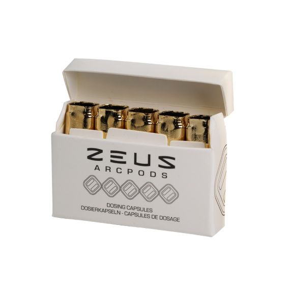 Weiße Verpackung mit mehreren goldenen Zeus ArcPods GT Dosierkapseln, auf deren Vorderseite deutlich das Logo „ZEUS ARCPODS” zu sehen ist.